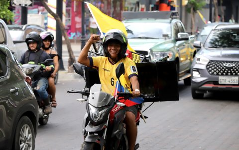 El servicio de entrega en moto se pausa si juega la Selección de Ecuador; la patria y la bandera van primero.