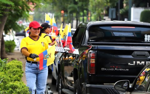 Conseguir banderas de la Selección de Ecuador en la calle es más fácil que ponerse de acuerdo con tu ex para el partido.