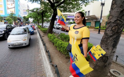 La sonrisa de quien sabe que vender la camiseta de la Selección de Ecuador en la previa mundialista es el negocio del año.