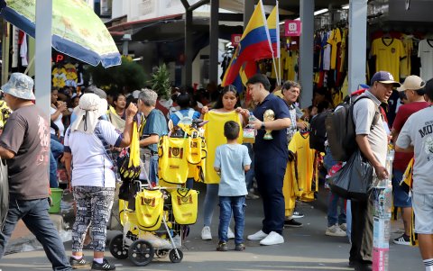 El mercado ofrece la réplica de la Copa del Mundo y la camiseta de la Selección de Ecuador para los hinchas más optimistas.