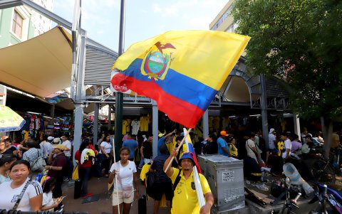 La bandera de la Selección de Ecuador ondea alta mientras la marea humana busca la camiseta de la Tri ideal para el debut.