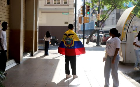 Lucir la bandera de la Selección de Ecuador como capa es el uniforme oficial del ecuatoriano que le tiene fe a los tres puntos.