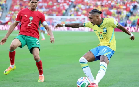 Raphinha (d) fue una de las cartas de ataque de Brasil.