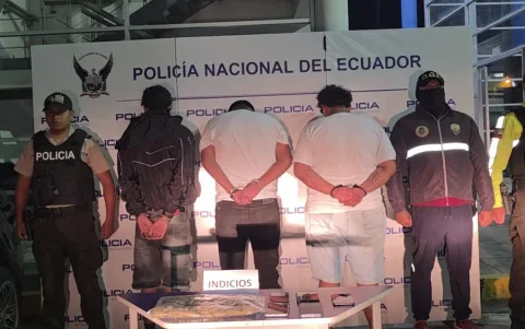 En poder de los tres aprehendidos se encontró sustancias sujetas a fiscalización.