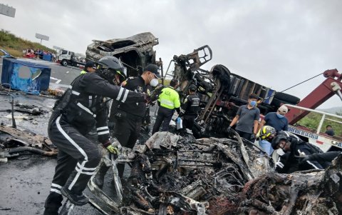 Los dos carros involucrados en el hecho terminaron en escombros por un incedio luego del choque