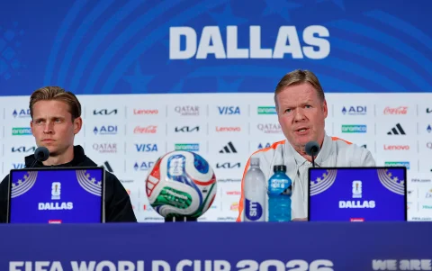 El seleccionador de los Países Bajos, Ronald Koeman (der.), junto al jugador Frenkie de Jong, en una rueda de prensa del Mundial 2026. Ambos hablan el neerlandés.