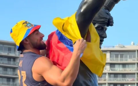 El creador de contenido Beta Mejía en medio de la polémica por su gesto en la estatua de Rocky