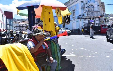 Las vuvuzelas mundialistas se han sumado al ruido generado por vendedores ambulantes.