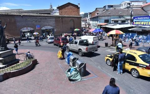 El tráfico vehicular y las ventas informales provocan contaminación acústica en las calles principales del Centro Histórico.