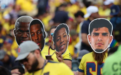 Aficionados ecuatorianos muestran fotografías de los jugadores de la Tri en las gradas del estadio, minutos antes del debut frente a Costa de Marfil en el Mundial 2026.