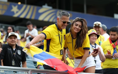 La ilusión mundialista se refleja en las tribunas de Filadelfia, donde seguidores de Ecuador exhiben retratos de los futbolistas que buscan hacer historia ante Costa de Marfil.