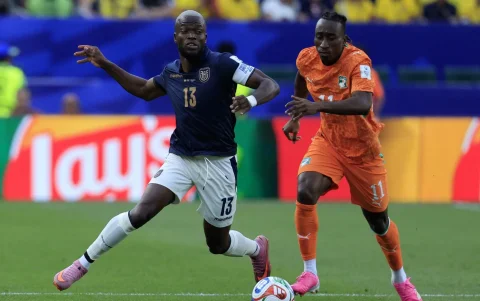 Enner Valencia disputa un balón con Yan Diomande durante el partido entre Ecuador y Costa de Marfil por la primera fecha del Grupo E del Mundial 2026, en Filadelfia.