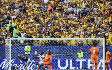 Ecuador vs. Costa de Marfil: Enner Valencia (izq.) también estuvo cerca de abrir la cuenta.