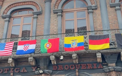 Locales comerciales de Cuenca se vistieron con los colores de la Tricolor para acompañar el debut de Ecuador en el Mundial 2026 y contagiar el ambiente futbolero entre clientes y transeúntes.