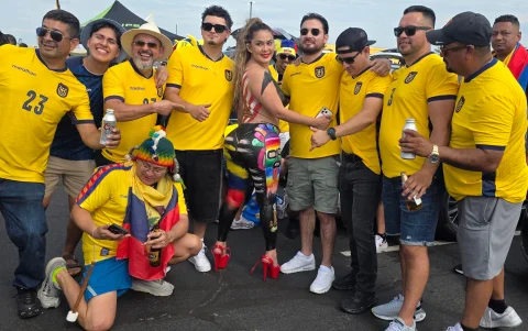 Bandera, escudo y pasión mundialista: el arte sobre la piel de Stefany Aquino llamó la atención de los hinchas.