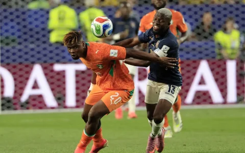 Enner Valencia disputa el balón con Emmanuel Agbadou durante el partido entre Ecuador y Costa de Marfil.