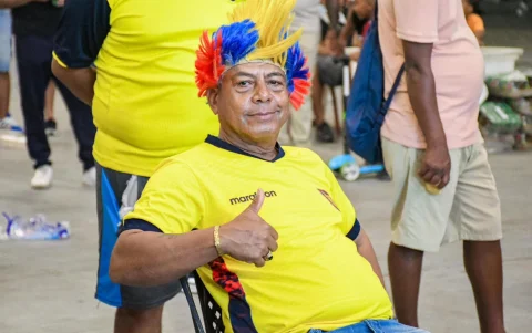 Hincha de Ecuador en Esmeraldas, viendo el Mundial 2026.