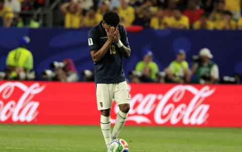 Gonzalo Plata se lamenta la perdida ante Costa de Marfil.