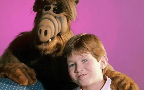Benji Gregory junto al personaje ALF, en una de las escenas que marcaron su papel como Brian Tanner en la serie.