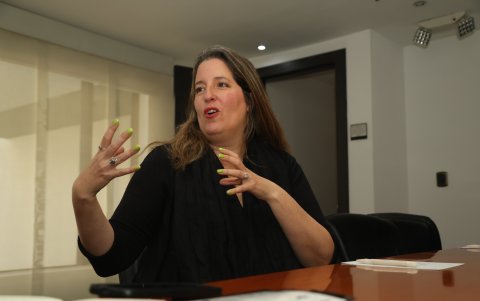 La autora llegó al país de la mano de Librería Española, y dictó charlas en Quito y Guayaquil, ante la presencia de lectores y fans de su obra.