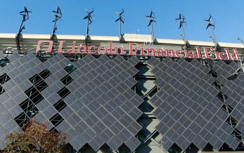 Paneles solares que cubren la estructura