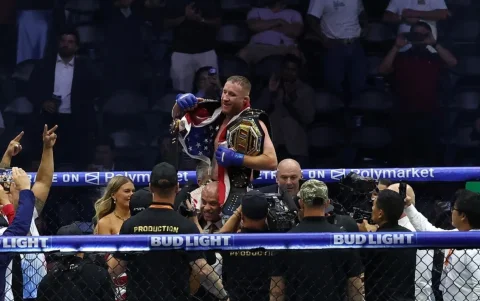 Justin Gaethje celebra su victoria tras conquistar el cinturón unificado de peso ligero de la UFC.