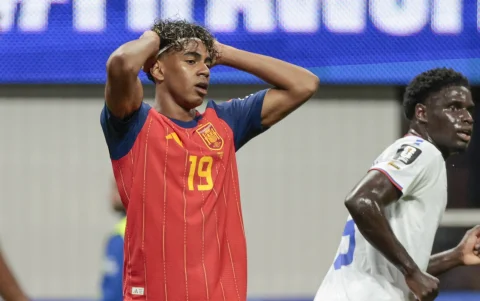 Lamin Yamal se lamenta en una acción del partido entre España y Cabo Verde.