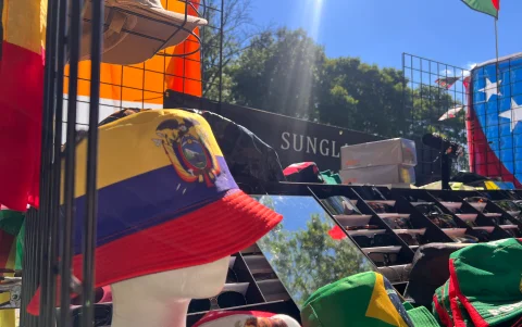 Artículos de Ecuador se venden en la Copa del Mundo.
