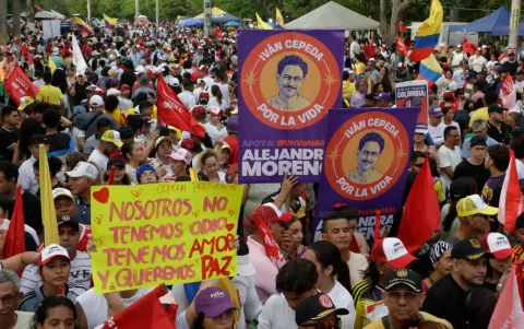 Seguidores del candidato de izquierda a la Presidencia de Colombia, Iván Cepeda, asisten al cierre de su campaña este domingo en Soledad (Colombia).