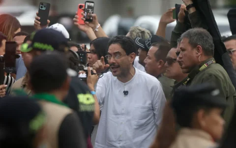 El candidato de izquierda a la Presidencia de Colombia, Iván Cepeda (c), llega al cierre de su campaña este domingo en Soledad (Colombia).