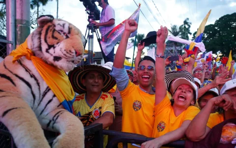 Seguidores del candidato ultraderechista Abelardo de la Espriella participan en el cierre de campaña este domingo, en Buga (Colombia).