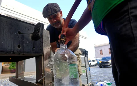Personas se abastecen de agua tras la interrupción del servicio en San Juan (Puerto Rico).