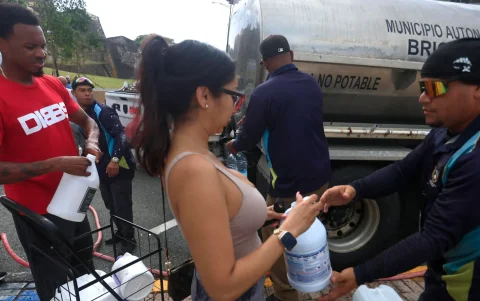 Personas se abastecen de agua en San Juan (Puerto Rico).
