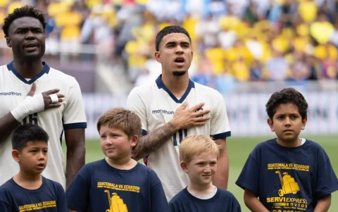 Kendry Páez entona el himno nacional junto a sus compañeros antes de un partido de la selección ecuatoriana.