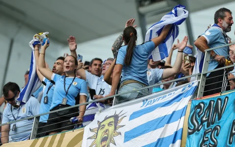 Hinchas uruguayos llegan al Hard Rock Stadium de Miami para apoyar a la Celeste en su debut ante Arabia Saudita por la fase de grupos del Mundial 2026.