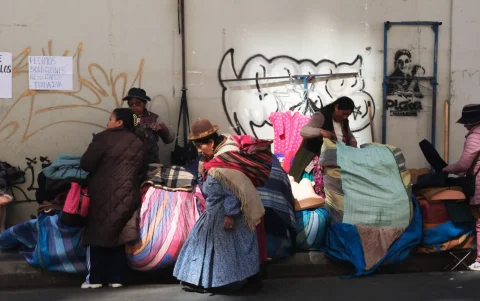 Mujeres atienden en un mercado popular este lunes, en La Paz (Bolivia).