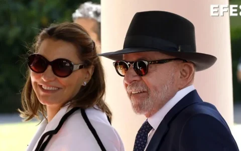 El presidente brasileño Luiz Inácio Lula da Silva (derecha) y su esposa Rosangela Lula da Silva (izquierda) llegan al Hotel Royal antes de la cumbre del G7.