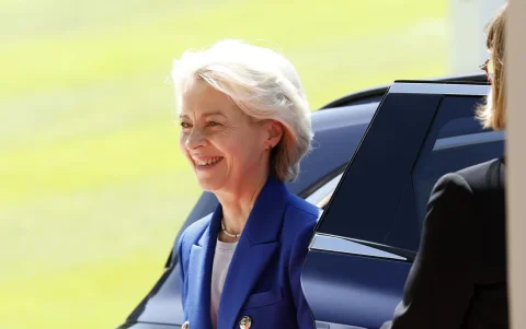 La presidenta de la Comisión Europea, Ursula von der Leyen, llega al Hotel Royal antes de la cumbre del G7 en Evian-les-Bains, Francia, el 15 de junio de 2026.