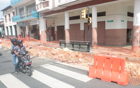 Centro. Las vías están reducidas en el centro de Guayaquil. Algunos locales cambiaron de horario o simplemente cerraron.