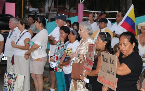 Los ciudadanos del norte de Santa Elena participaron la noche de este lunes en una caminata pacífica en memoria de la activista