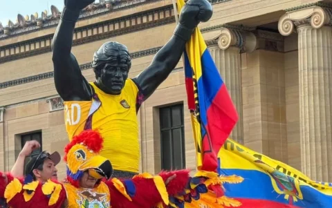 La estatua de Rocky con la bandera y camiseta de Ecuador.