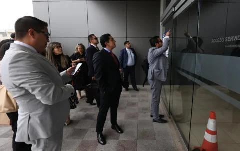 Los abogados del asambleísta Raúl Chávez, de la esposa de Álvarez y otros procesados a su llegada al Complejo Judicial Norte, en Quito.