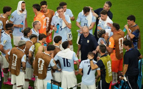 El seleccionador de Uruguay Marcelo Bielsa (c) da indicaciones a sus dirigidos.