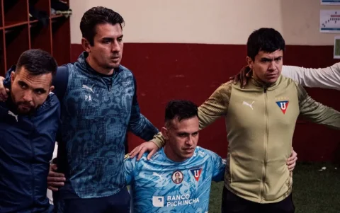 El arquero Gonzalo Valle junto a su equipo antes de disputar un partido oficial.