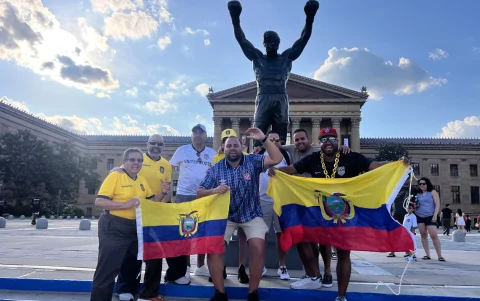 Carlos Chávez posa junto a su padre y varios amigos ecuatorianos en las escalinatas de Rocky.