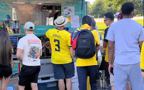Para ahorrar dinero, aficionados ecuatorianos hasta hicieron fila en un puesto de comida cerca del estadio de Filadelfia, por el Ecuador vs. Costa de Marfil en el Mundial 2026.