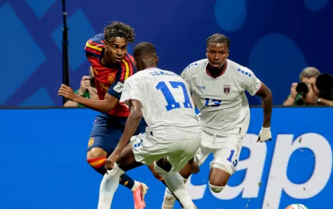 El delantero de España Lamine Yamal ante los jugadores de Cabo Verde Willy Semedo y Sidny Cabral durante el partido del grupo H del Mundial de 2026.