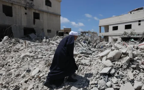 Un hombre que ha regresado a su pueblo camina sobre los escombros de un edificio destruido tras un ataque israelí en el sur del Líbano, el 15 de junio de 2026.