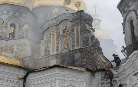 Rescatistas ucranianos trabajan en la Catedral de la Dormición en Kiev, el 15 de junio de 2026.