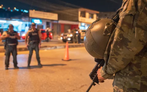 Militares realizan operativos de control durante el estado de excepción en Ecuador.